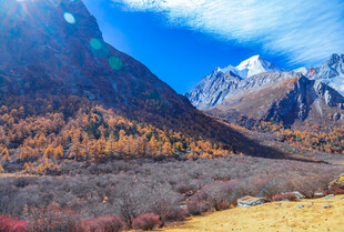 秋日壮丽雪山山谷美景