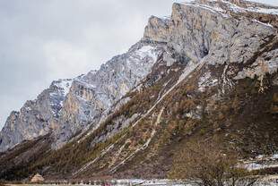巍峨雪山下的壮丽山峦
