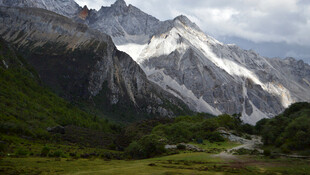 雪山下的翠绿山谷