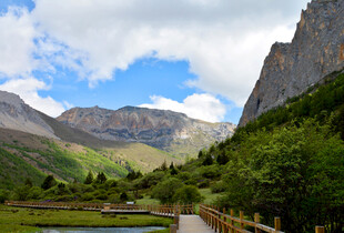山间湖畔美景