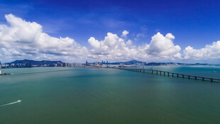 海上大桥与蓝天碧海美景