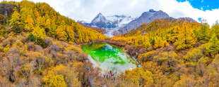秋日山间的碧绿湖泊美景