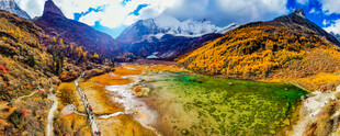 山间河谷壮丽自然美景