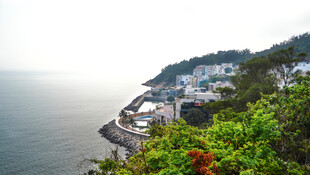 海岸边的美丽村落景观