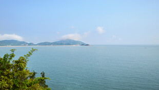 海边美景远处岛屿隐约可见