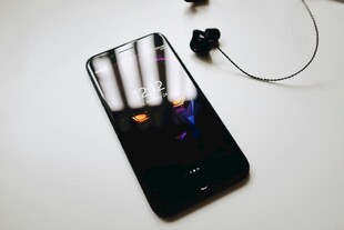 黑色手机配耳机展示图