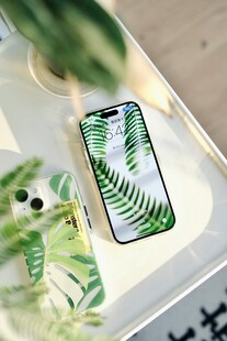 绿叶图案手机