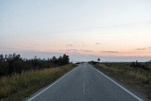 黄昏下的空旷公路