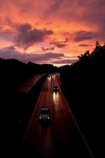 夕阳下公路上行驶的车辆