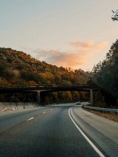 黄昏下的公路