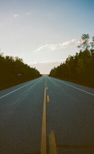 公路延伸向远方的美景