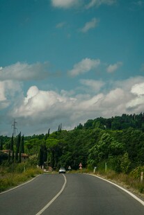 蜿蜒公路旁的
