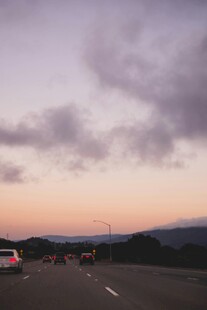 黄昏公路上的