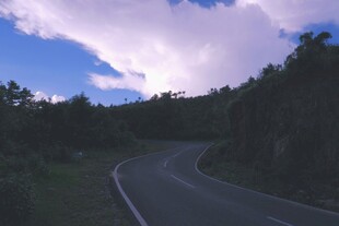 蜿蜒山路伴蓝天与云彩