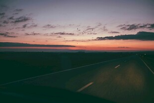 黄昏下的公路美景