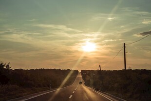 夕阳下的公路