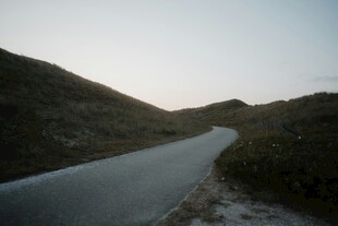 蜿蜒山间公路