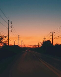 黄昏下的公路