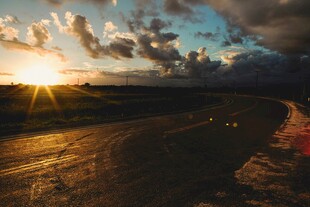 夕阳下的旷野公路美景
