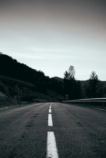 空旷公路延伸向远方