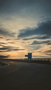 公路边的壮丽黄昏景色