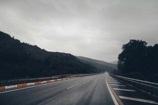 公路上的阴沉