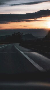 公路上的绝美日落景象