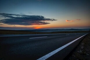 公路尽头的绝