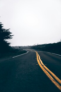 蜿蜒公路伸向远方