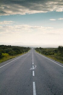宽阔公路伸向远方