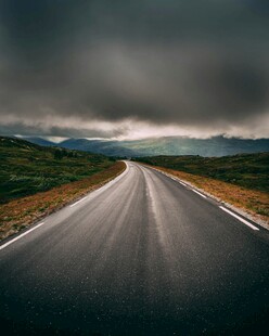 公路延伸至远方的风景