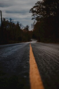 黄昏下的静谧公路