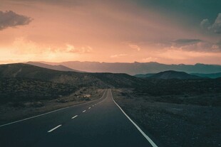 黄昏下的公路