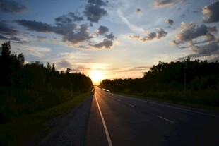 夕阳下的公路