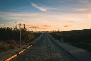黄昏下的空旷公路
