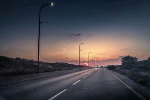 黄昏下的空旷公路