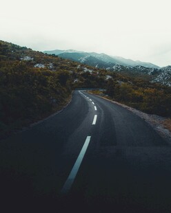 蜿蜒公路伸向远方