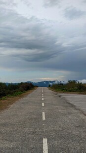 空旷公路上的