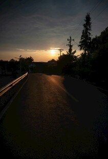 黄昏下的静谧公路