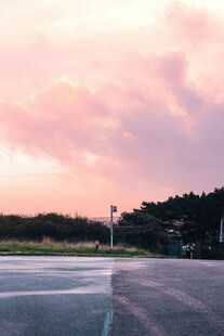 夕阳下的空旷道路美景