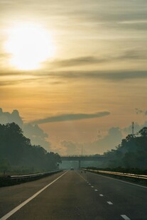 夕阳下的公路