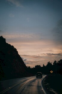 黄昏公路驶向
