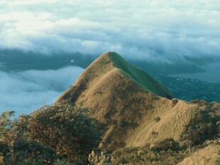 巍峨山峦云雾缭绕