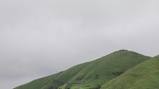 翠绿山峦云雾
