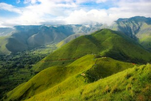 翠绿山峦美景