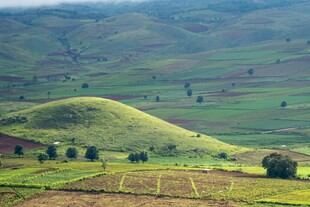 绿色山丘田园风光美景