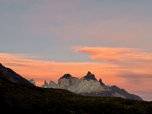 日出时的壮丽山峦