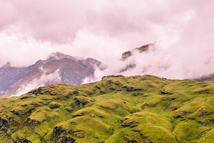 云雾缭绕的山峦