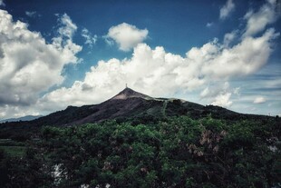 蓝天白云下的葱郁山峦