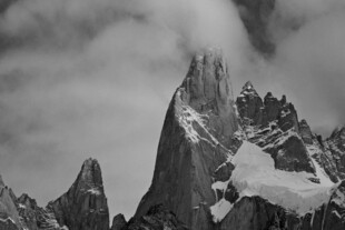 巍峨雪山奇峰